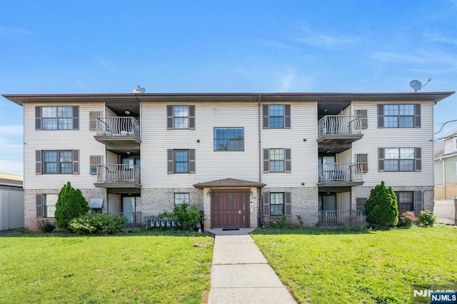 view of apartment building / complex
