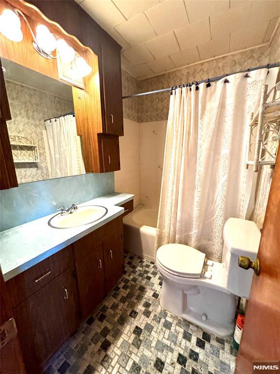 178 Fern Ave, Lyndhurst, NJ 07071 - bathroom with toilet, vanity, and shower / bath combination with curtain