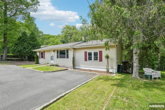 104 Leland Trl, Hopatcong, NJ 07843 - ranch-style house with a front yard