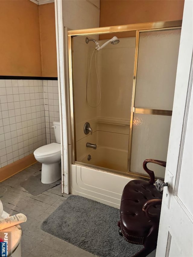 1632 Willever St, Plainfield, NJ 07063 - full bath featuring toilet, tile walls, and combined bath / shower with glass door