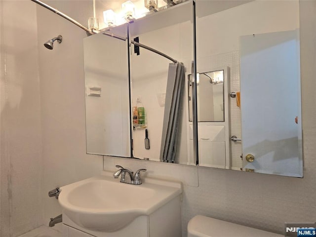 6600 Jfk Blvd E Unit 3J, West New York, NJ 07093 - full bathroom featuring a sink, toilet, and curtained shower