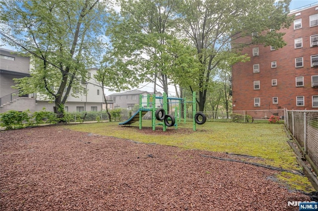 2350 Linwood Ave Unit 4D, Fort Lee, NJ 07024 - view of yard