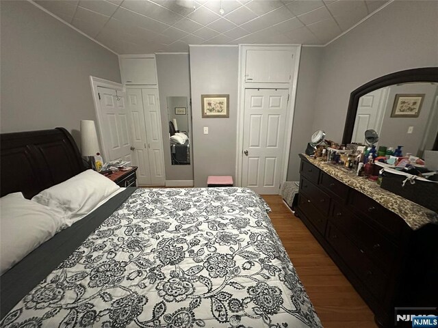 140 Oak St, Paterson, NJ 07501 - bedroom with wood finished floors, ornamental molding, arched walkways, and a closet