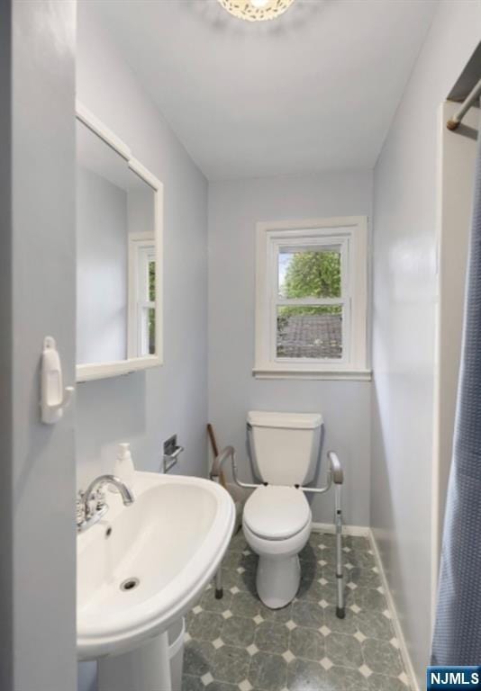 202 Linden Ave, Verona, NJ 07044 - full bathroom with toilet, curtained shower, a sink, and baseboards