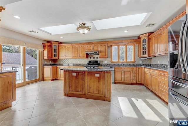 238 E Johnson Ave, Bergenfield, NJ 07621 - kitchen with a skylight, stainless steel appliances, under cabinet range hood, a sink, and recessed lighting