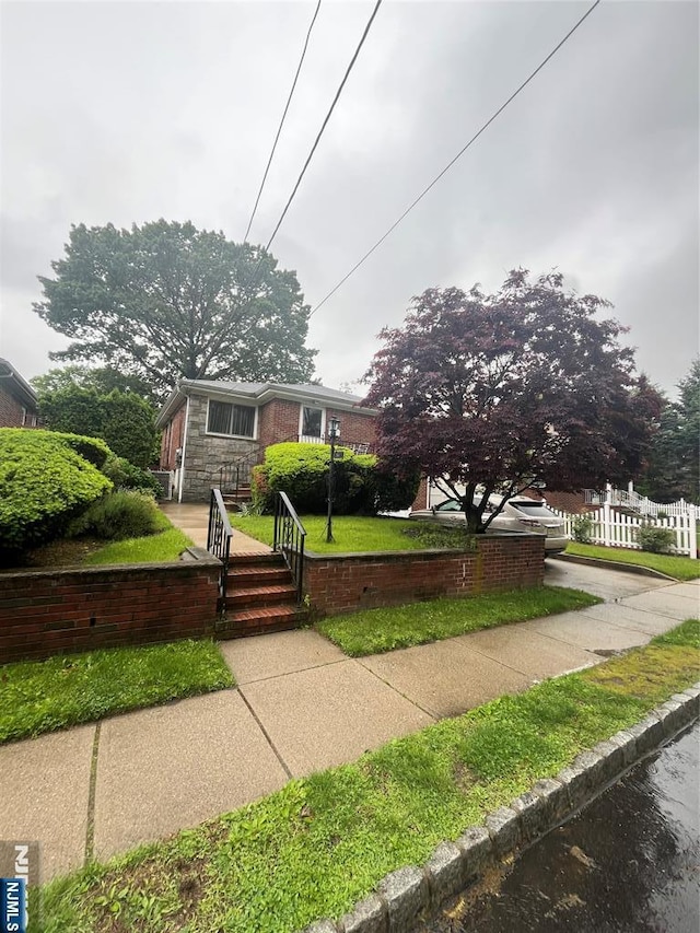 300 Mohegan Way, Fort Lee, NJ 07024 - view of front of house