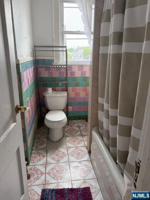 457 7th St, Newark, NJ 07107 - bathroom featuring toilet, shower / tub combo, and tile patterned flooring