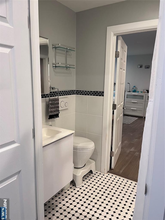 625 Roberge Dr, River Vale, NJ 07675 - bathroom with vanity, toilet, and tile walls