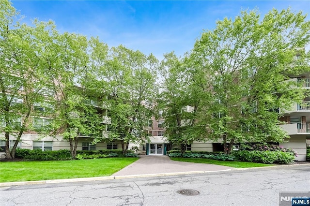 100 Grand Cove Way Unit 2D, Edgewater, NJ 07020 - view of front of house with a front lawn