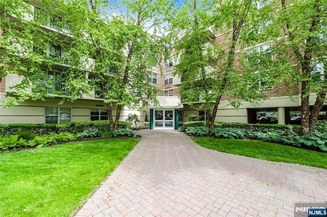 100 Grand Cove Way Unit 2D, Edgewater, NJ 07020 - view of front of home with a front lawn