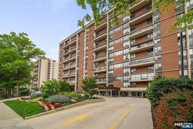 3 Horizon Unit 801, Fort Lee, NJ 07024 - view of apartment building / complex featuring uncovered parking