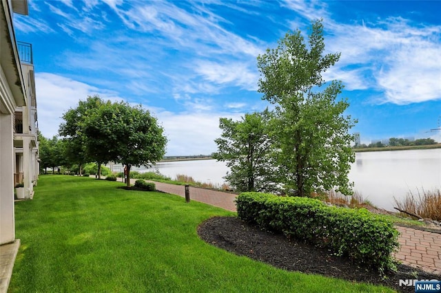 2 Jacobs Lndg, Secaucus, NJ 07094 - view of grassy yard with a water view