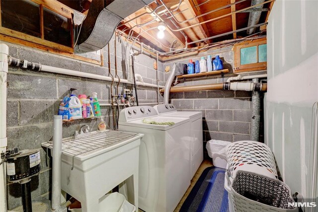 225 William St, River Vale, NJ 07675 - laundry area featuring washing machine and clothes dryer