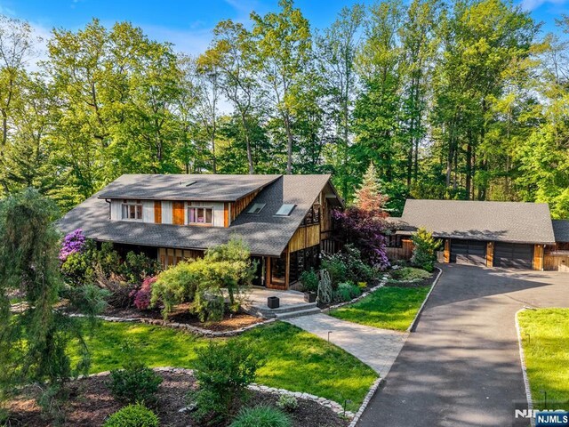 18 Lomas Ln, Montvale, NJ 07645 - view of front of house featuring a front lawn and a detached garage