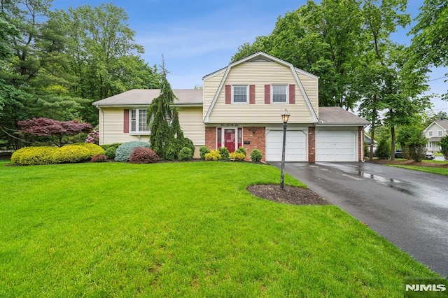 526 Cleveland Ave, River Vale, NJ 07675 - view of front facade featuring a gambrel roof, brick siding, driveway, and a front yard