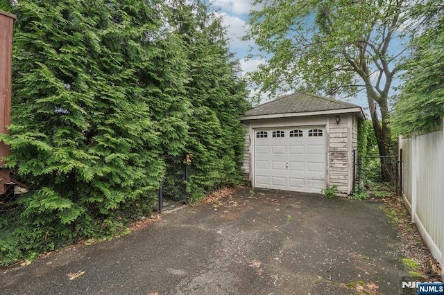 21 Albert Ave, Fair Lawn, NJ 07410 - detached garage featuring driveway