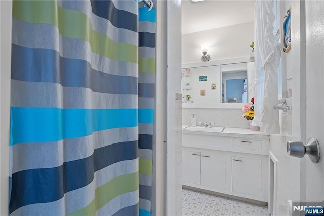 548 Jefferson Ave, Elizabeth, NJ 07201 - full bath with vanity and a shower with curtain