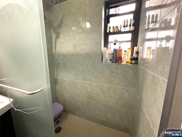 3041 Edwin Unit 4E, Fort Lee, NJ 07024 - bathroom featuring tiled shower, vanity, and toilet