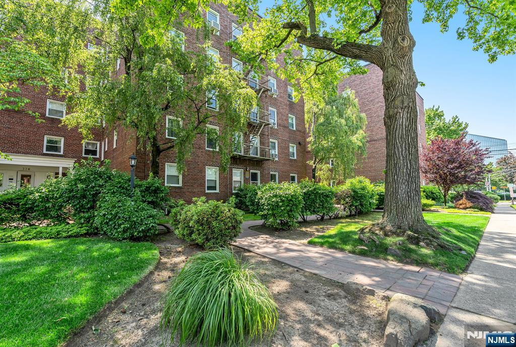 328 N Bridge Plz Unit 5C, Fort Lee, NJ 07024 - view of surrounding community