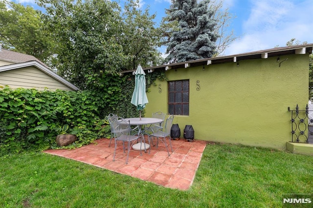 206 Eastern Way, Rutherford, NJ 07070 - view of grassy yard featuring a patio area