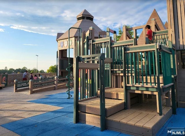 8 Tudor Pl Unit B08, Mount Olive Township, NJ 07828 - view of communal playground