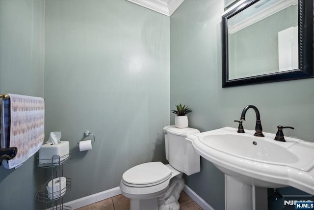 14 Old Chimney Rd, Randolph Township, NJ 07869 - bathroom featuring toilet, baseboards, a sink, and crown molding