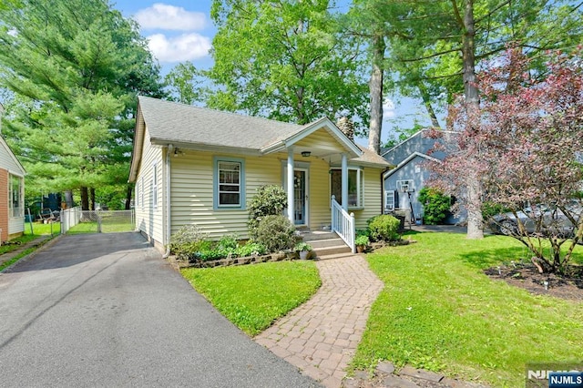 117 Lakeview Ave, Ringwood, NJ 07456 - bungalow-style home featuring a front yard, a gate, asphalt driveway, and roof with shingles