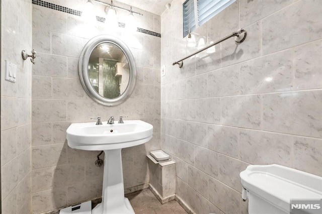 28 Elizabeth Ct, Secaucus, NJ 07094 - view of bathroom