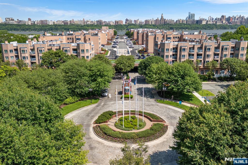 302 Williams Ct, Edgewater, NJ 07020 - aerial view of city skyline