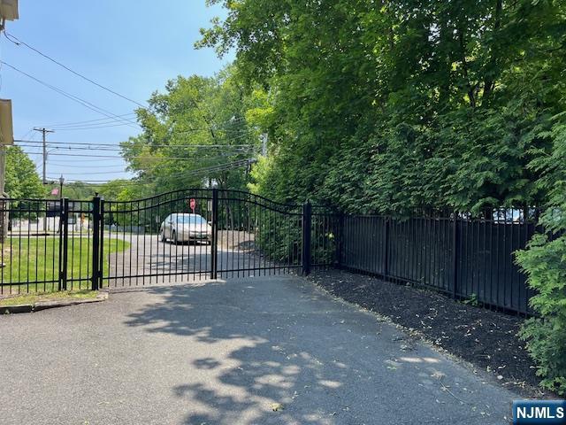 889 Circle Ave, Franklin Lakes, NJ 07417 - view of gate
