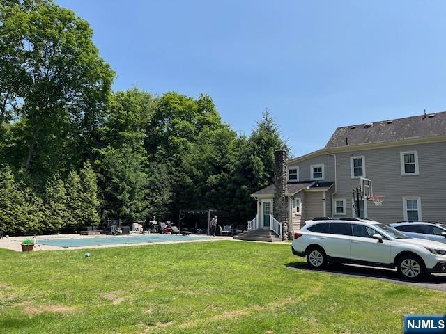 889 Circle Ave, Franklin Lakes, NJ 07417 - view of grassy yard