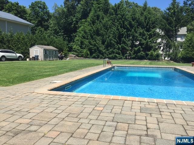 889 Circle Ave, Franklin Lakes, NJ 07417 - outdoor pool with a lawn