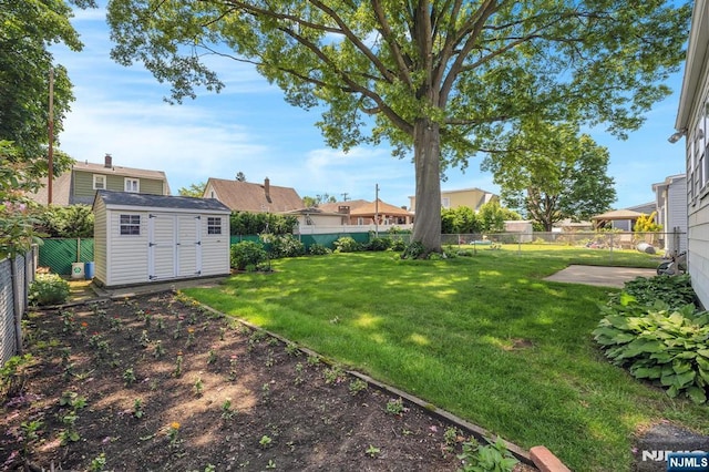 13 Wonham St, Clifton, NJ 07013 - view of yard with a residential view