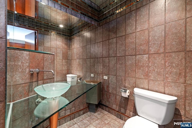 200 Old Palisade Unit Ph4/5, Fort Lee, NJ 07024 - bathroom with tile walls