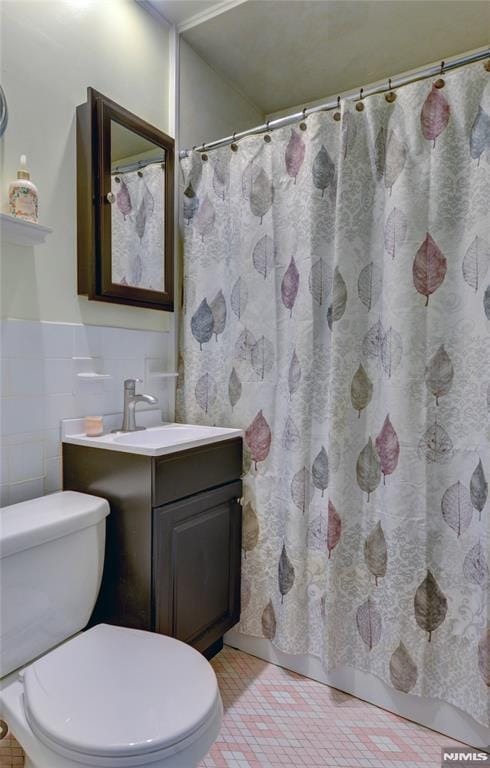 21 Bartholdi Ave, Wanaque, NJ 07420 - full bathroom featuring vanity, wainscoting, and curtained shower