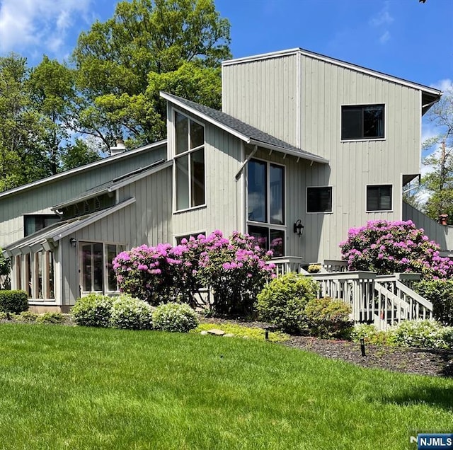 11 Country Ln, Mahwah, NJ 07430 - rear view of property featuring a lawn