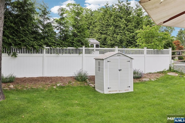 21 Valley Forge Way, Ho-Ho-Kus, NJ 07423 - fenced backyard with a storage unit