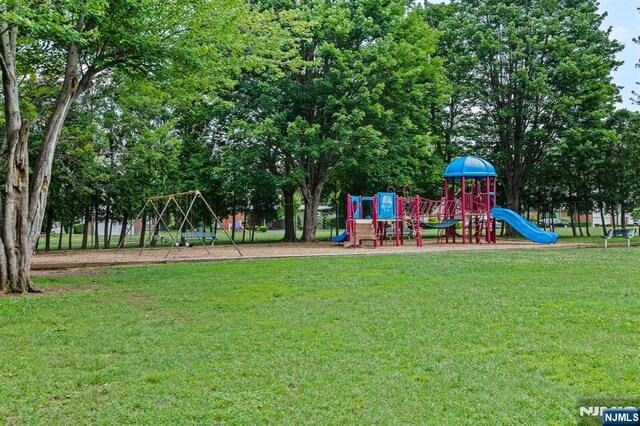 8 Hampton Rd, Clifton, NJ 07012 - community jungle gym with a lawn