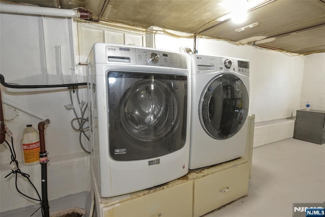 36 Grove St, Waldwick, NJ 07463 - laundry area with independent washer and dryer