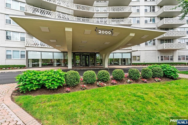 2000 Linwood Ave Unit 3P, Fort Lee, NJ 07024 - view of property's community featuring a lawn