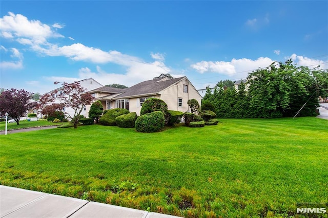 6 Rutgers Pl, Clifton, NJ 07013 - view of side of property with a yard