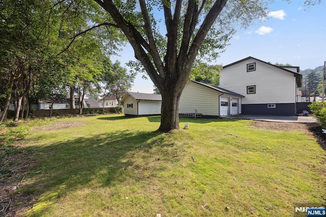 26 Lake, North Haledon, NJ 07508 - view of grassy yard with a garage