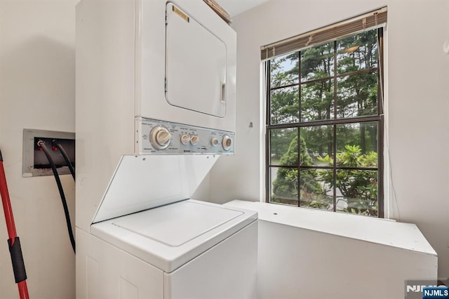 7 Eakens Ct, Mahwah, NJ 07430 - laundry area featuring stacked washer and clothes dryer