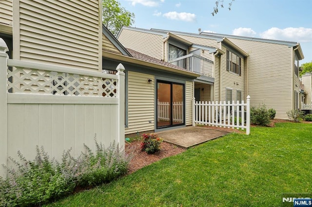 7 Eakens Ct, Mahwah, NJ 07430 - view of exterior entry featuring roof with shingles