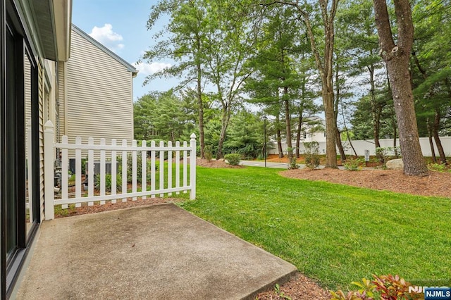 7 Eakens Ct, Mahwah, NJ 07430 - view of yard featuring a patio