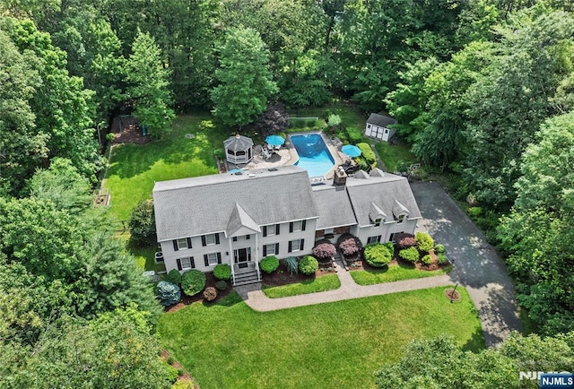 8 Fieldstone Dr, Kinnelon Borough, NJ 07405 - view of subject property featuring a pool