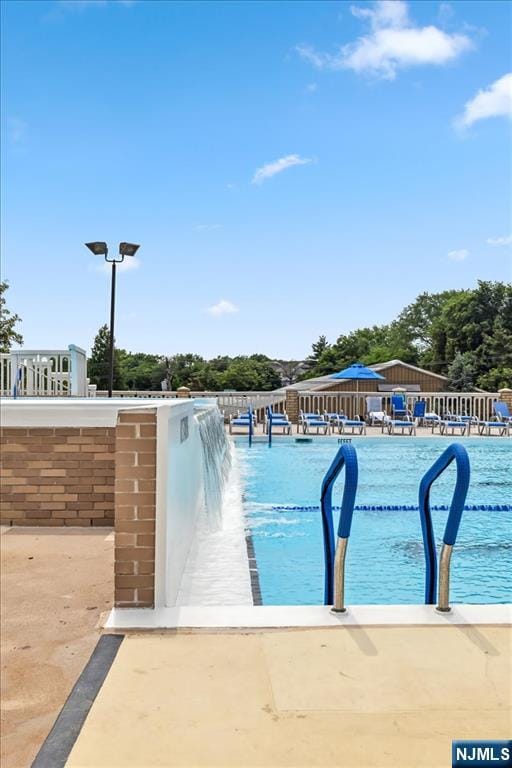 555 N Ave Unit 23C, Fort Lee, NJ 07024 - view of community pool