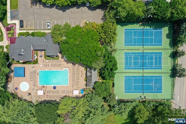 207 Jefferson Ct, Edgewater, NJ 07020 - bird's eye view of a pool