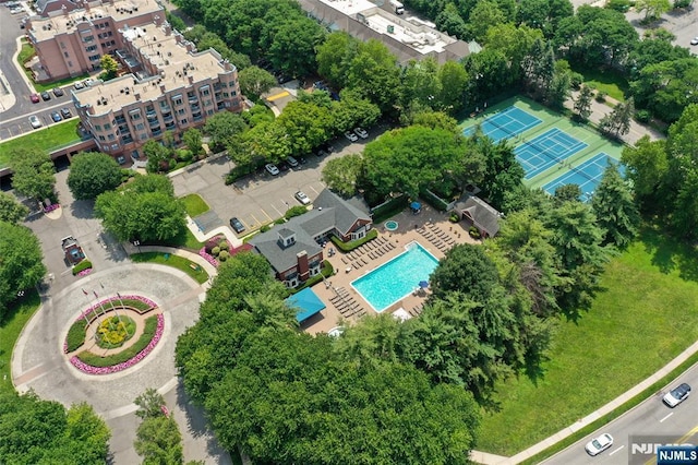 207 Jefferson Ct, Edgewater, NJ 07020 - bird's eye view of a pool
