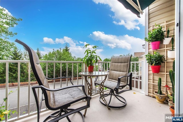 143 Summit Rdg, Pompton Lakes, NJ 07442 - view of balcony